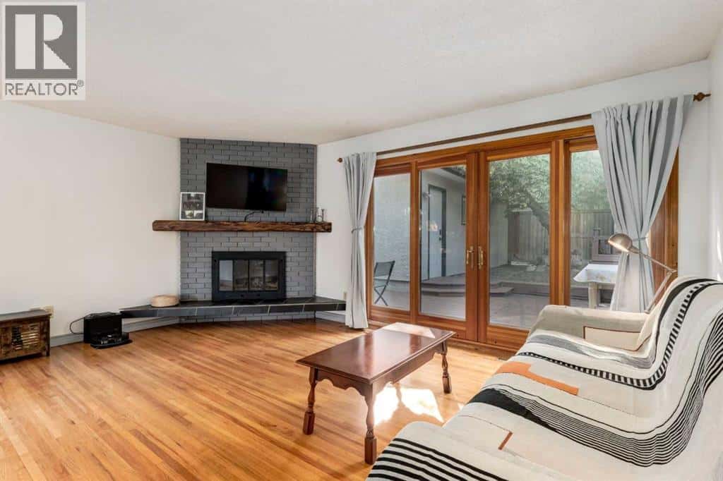 7103 Hunterwood Road NW — Calgary, Alberta - Photo 5 of 46