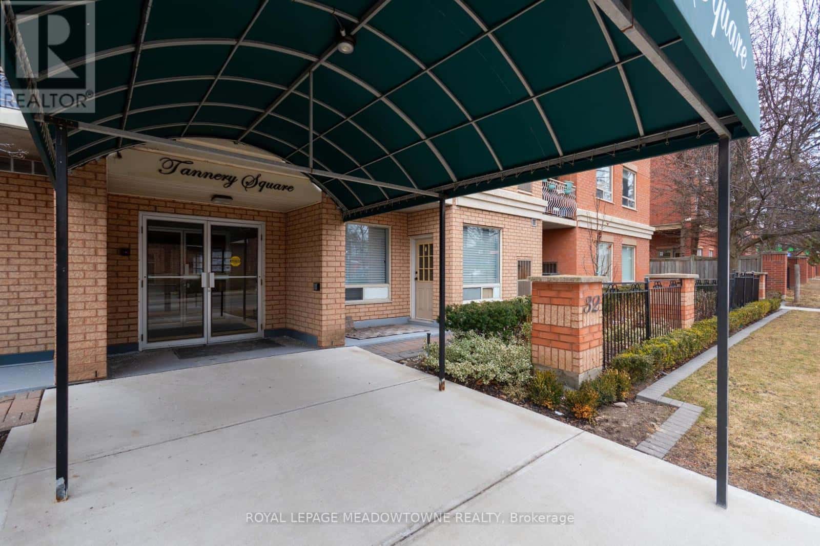 404 - 32 TANNERY STREET — Mississauga (Streetsville), Ontario - Photo 3 of 5