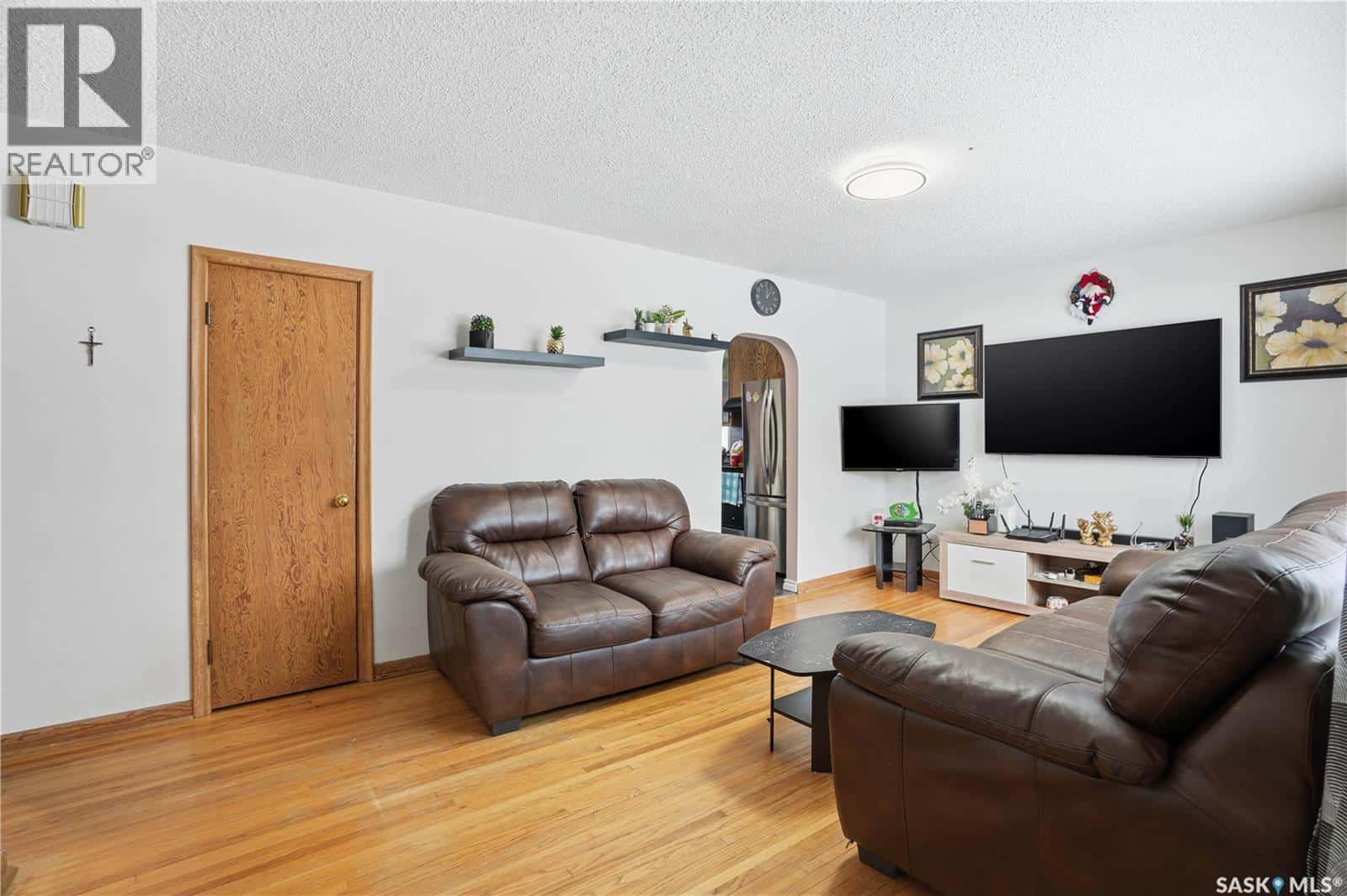 414 P AVENUE N — Saskatoon, Saskatchewan - Photo 3 of 38