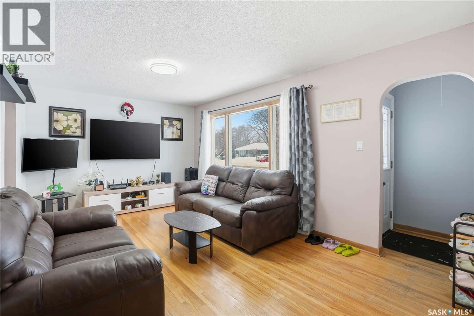 414 P AVENUE N — Saskatoon, Saskatchewan - Photo 4 of 38