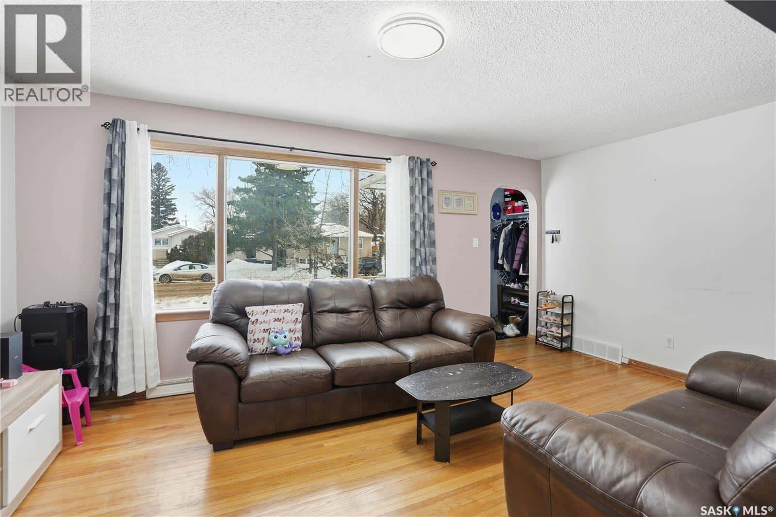 414 P AVENUE N — Saskatoon, Saskatchewan - Photo 5 of 38