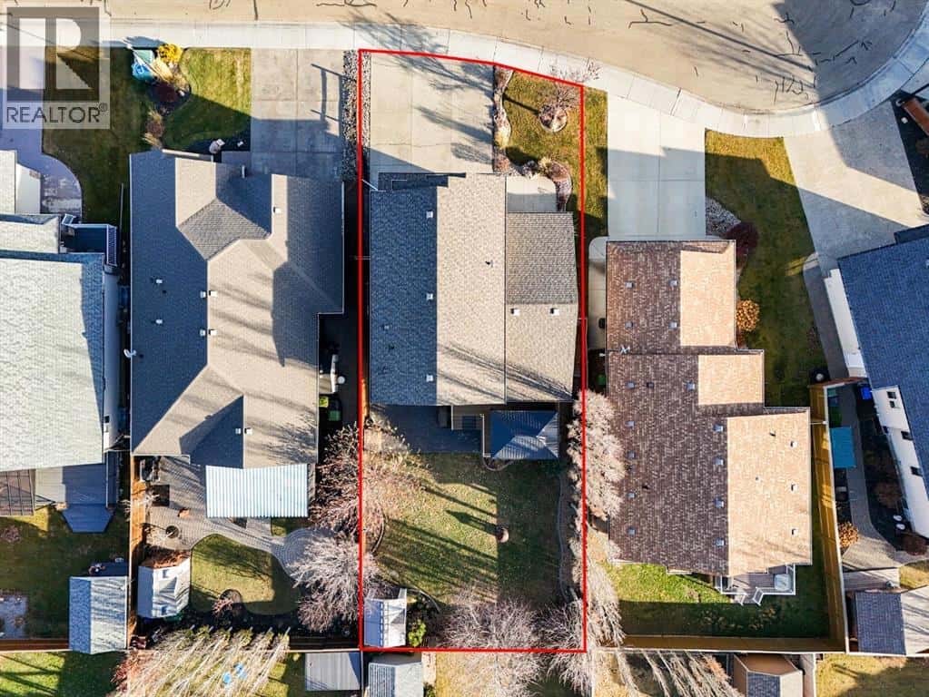 3308 51 StreetClose — Camrose, Alberta - Photo 5 of 36