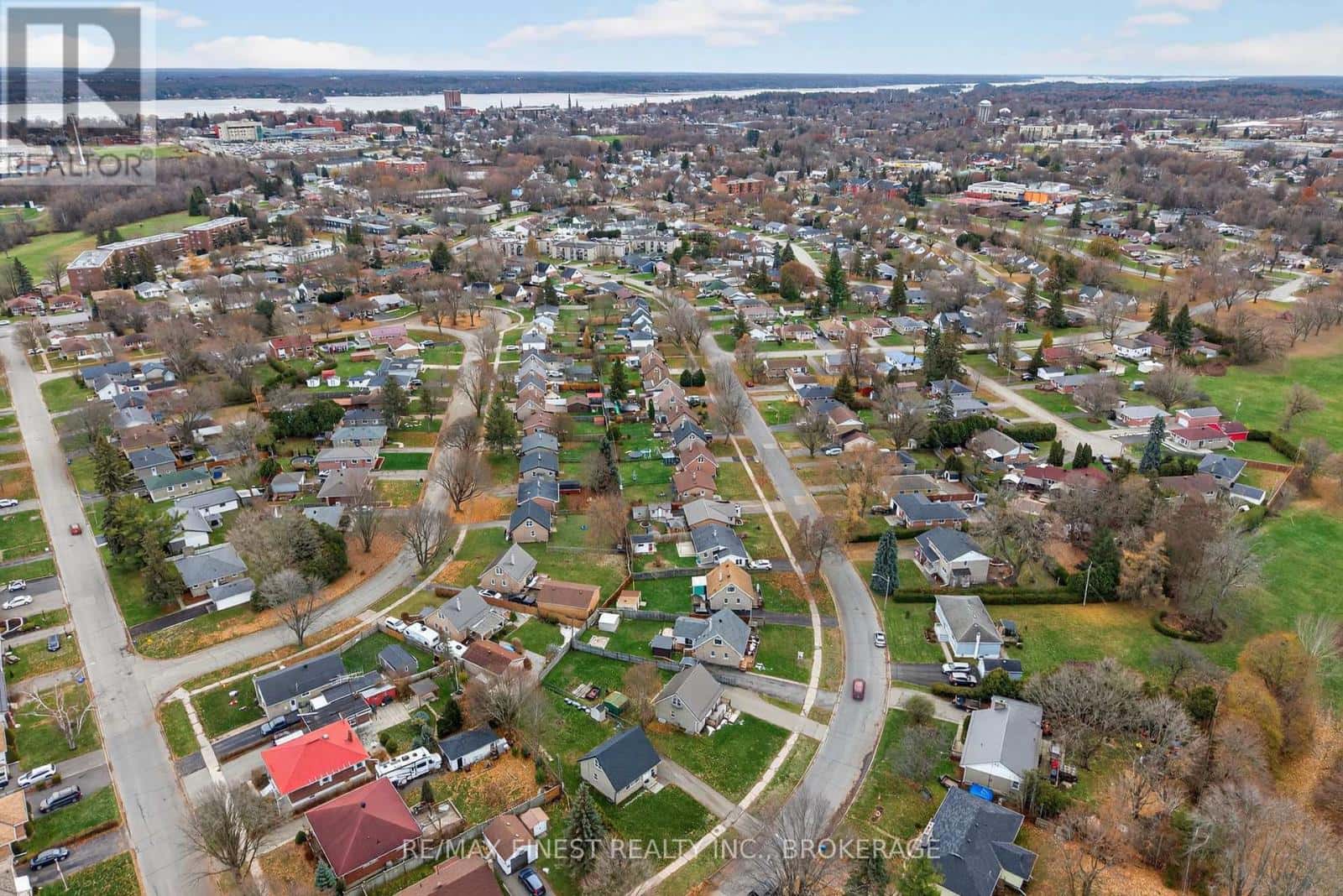 105 SALISBURY AVENUE — Brockville, Ontario - Photo 4 of 34