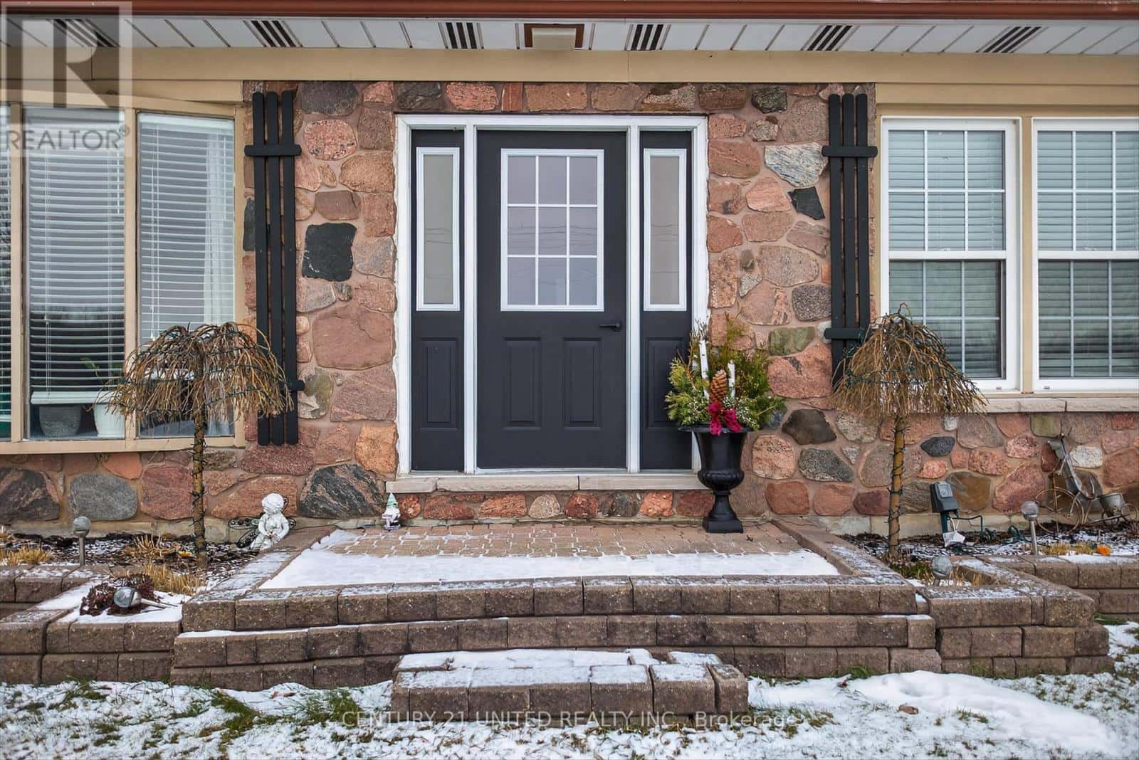 965 HIAWATHA LINE — Otonabee-South Monaghan, Ontario - Photo 3 of 49