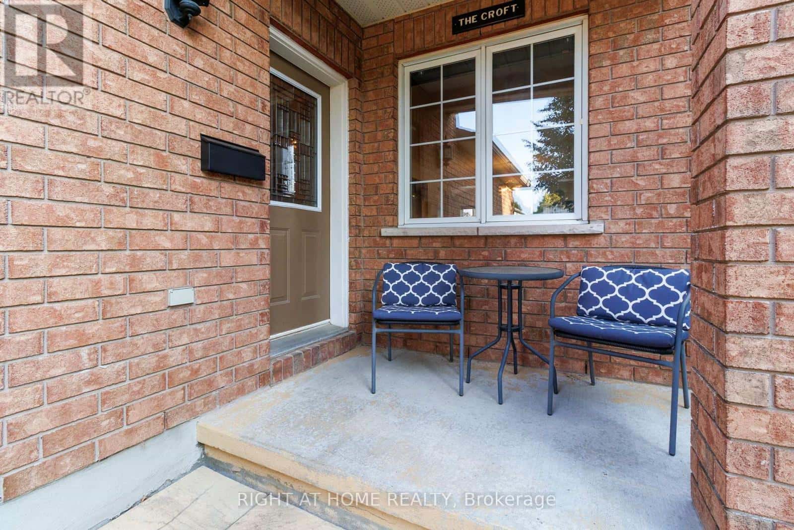 139 LOCHELAND CRESCENT — Ottawa, Ontario - Photo 3 of 37