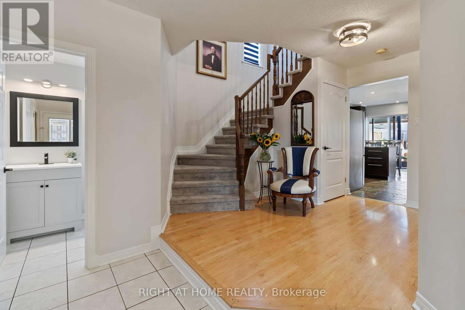 139 LOCHELAND CRESCENT — Ottawa, Ontario - Photo 5 of 37