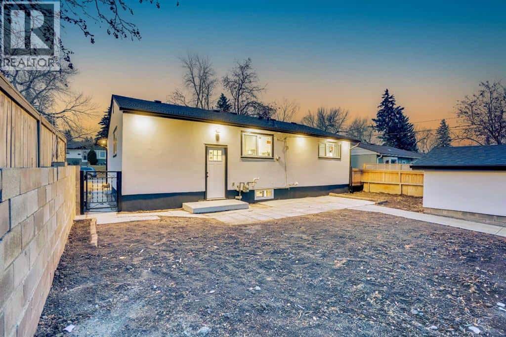 52 Franklin Drive SE — Calgary, Alberta - Photo 3 of 50