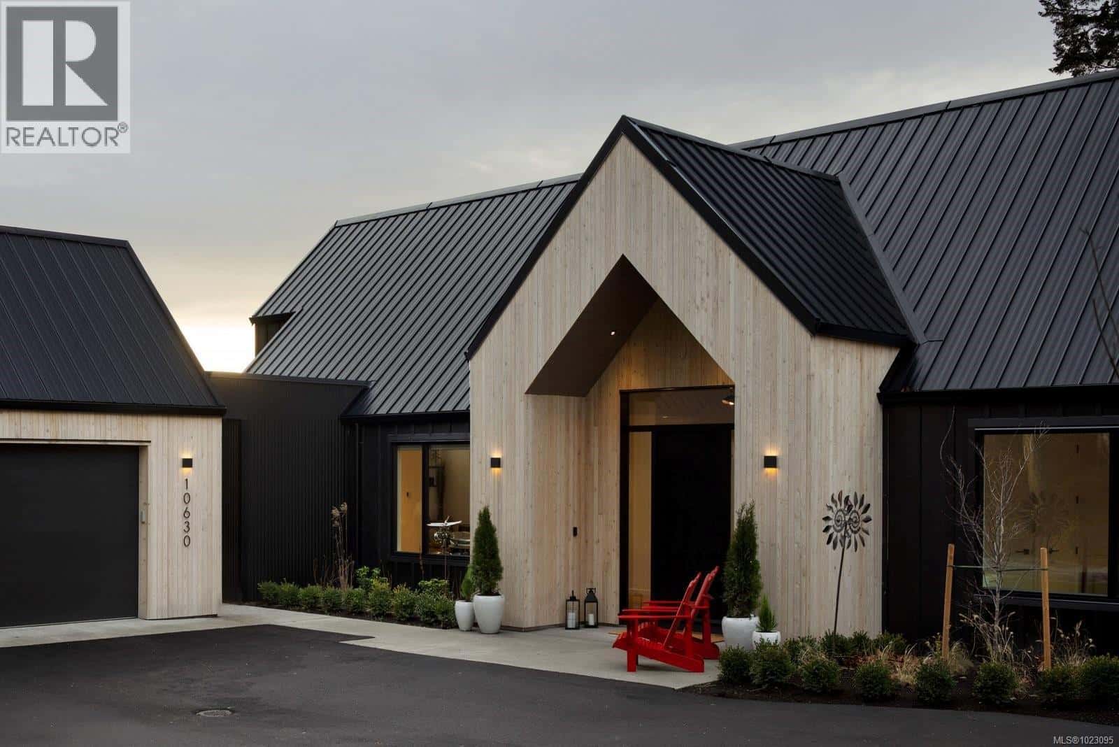 10630 Derrick Rd — North Saanich, British Columbia - Photo 3 of 51