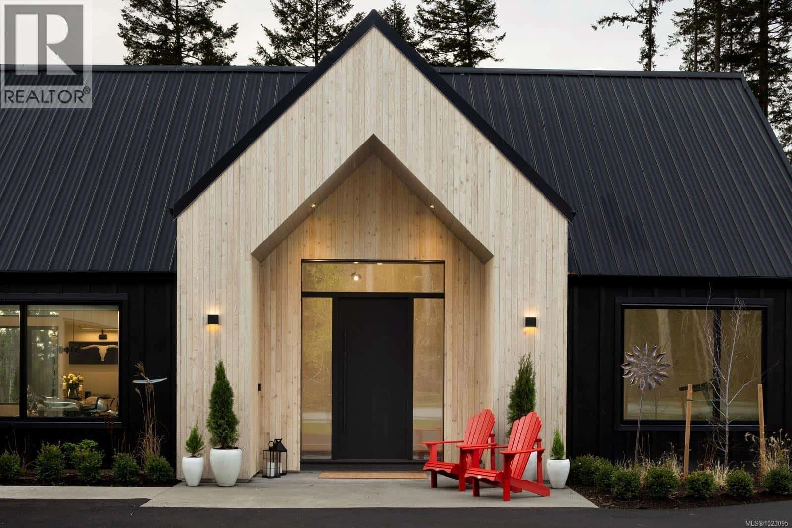 10630 Derrick Rd — North Saanich, British Columbia - Photo 4 of 51