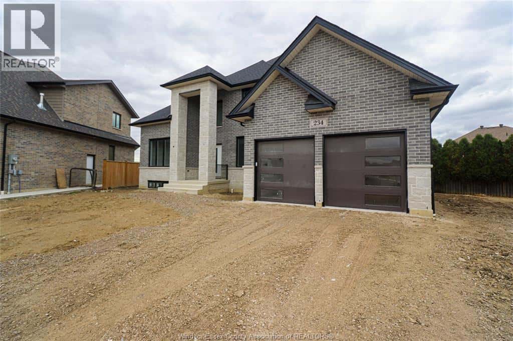 2492 MAYFAIR AVENUE South — LaSalle, Ontario - Photo 3 of 50