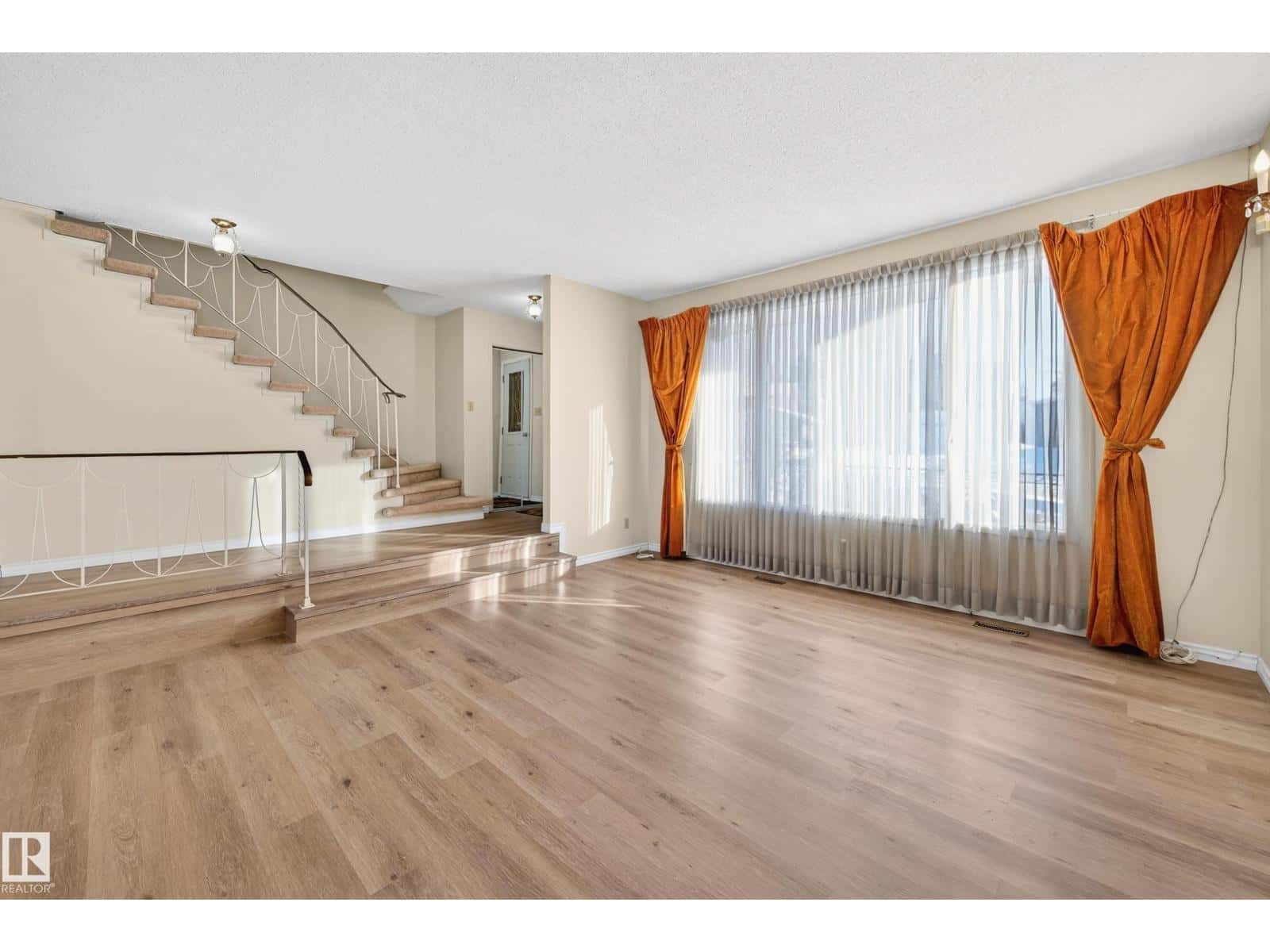 3626 103B ST NW — Edmonton, Alberta - Photo 3 of 40