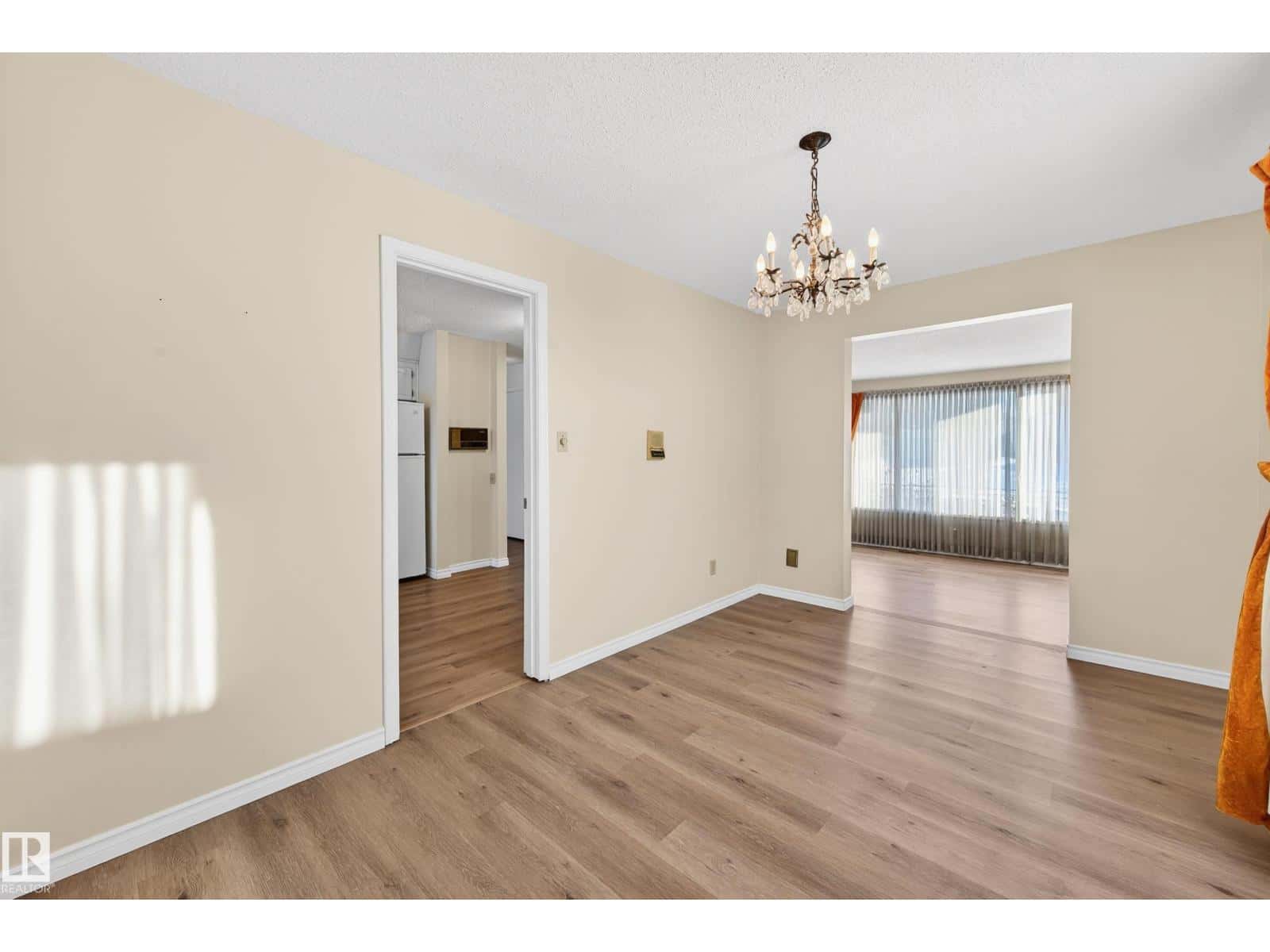 3626 103B ST NW — Edmonton, Alberta - Photo 5 of 40