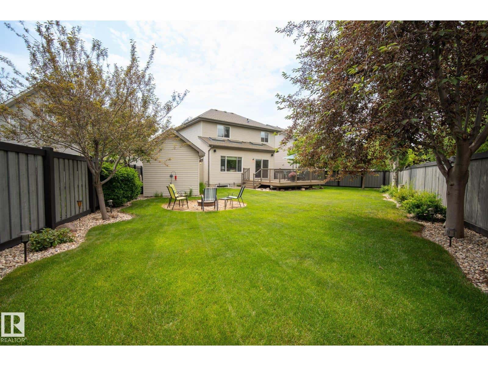 1079 MCKINNEY GR NW — Edmonton, Alberta - Photo 5 of 53