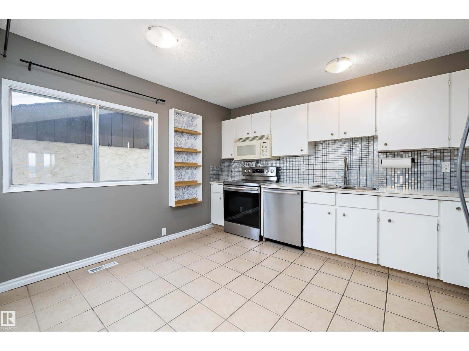 85 FOREST GV — St. Albert, Alberta - Photo 4 of 45