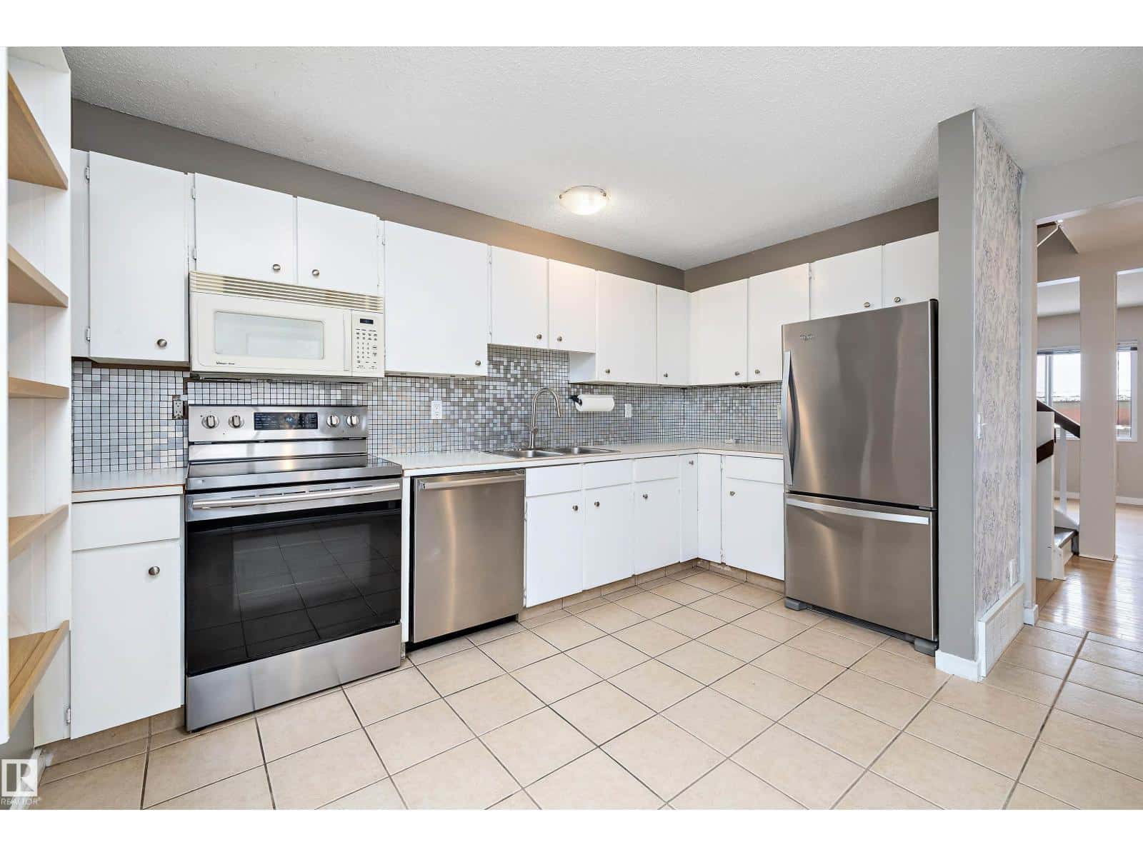 85 FOREST GV — St. Albert, Alberta - Photo 5 of 45