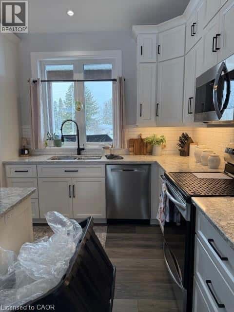 21 PAXTON Street — Holyrood, Ontario - Photo 3 of 11