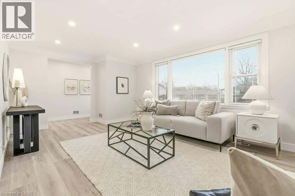 590 CUMBERLAND Avenue — Burlington, Ontario - Photo 5 of 47