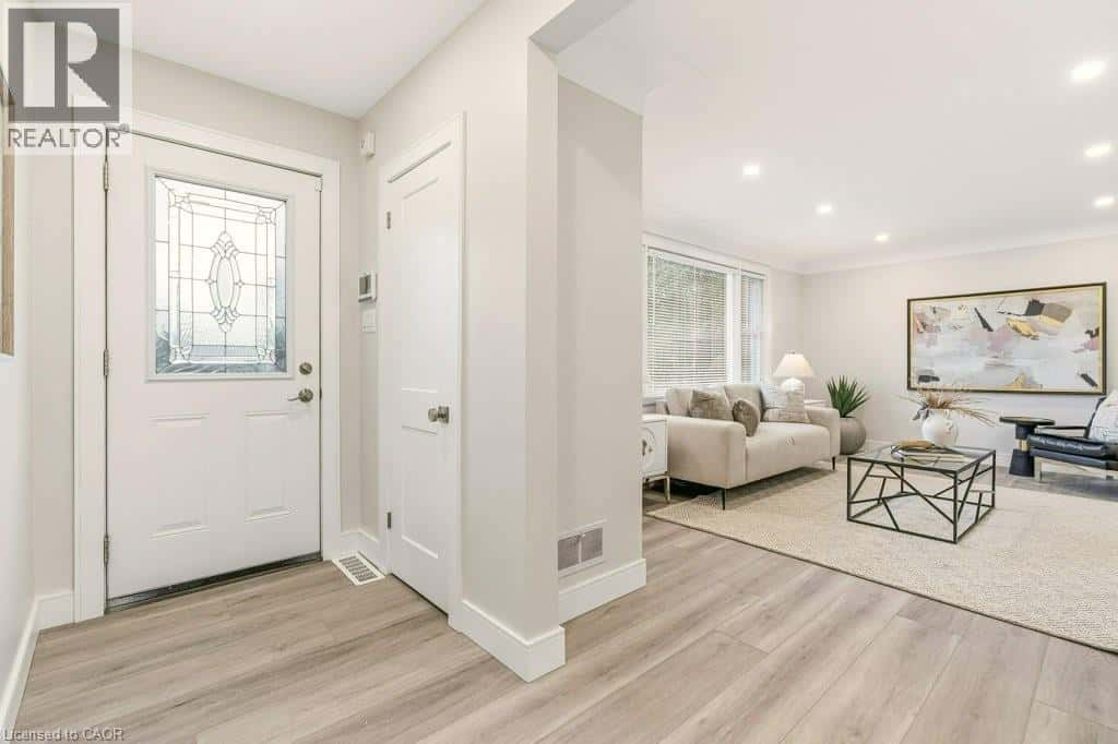 590 CUMBERLAND Avenue — Burlington, Ontario - Photo 3 of 47