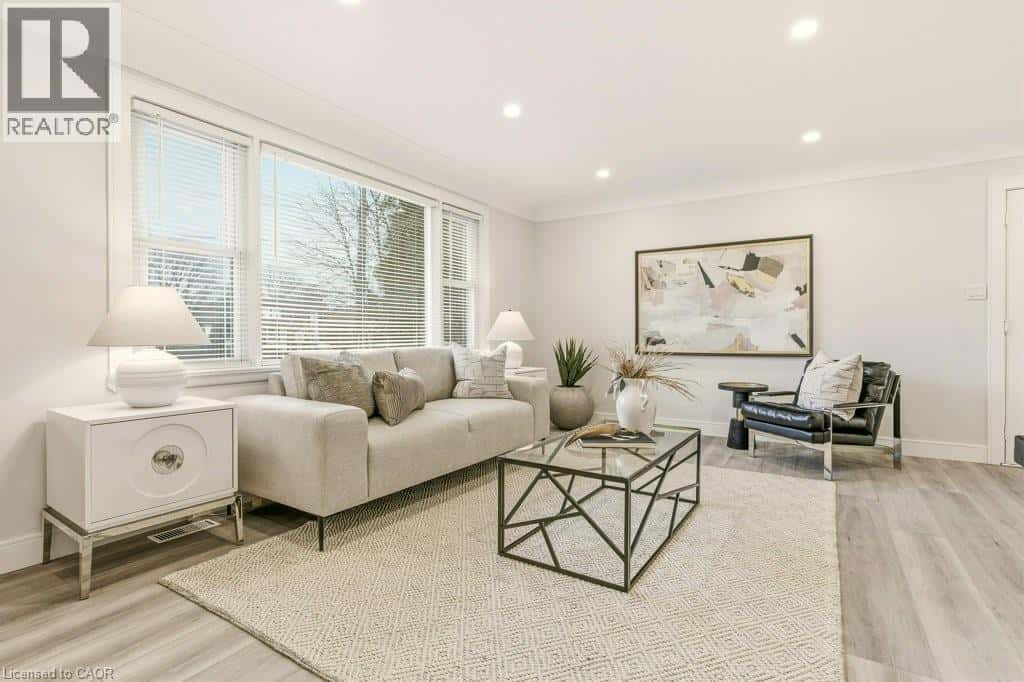 590 CUMBERLAND Avenue — Burlington, Ontario - Photo 4 of 47