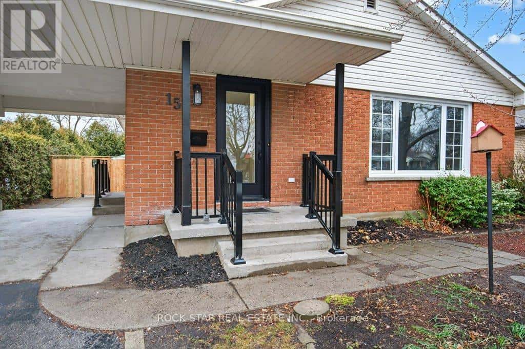 15 MARSHALL STREET — Brantford, Ontario - Photo 3 of 45