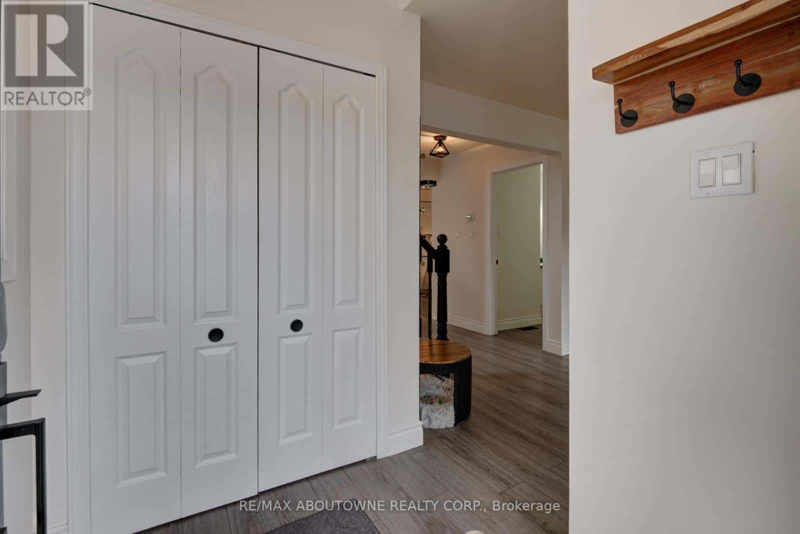 514 JERSEYVILLE ROAD W — Hamilton (Ancaster), Ontario - Photo 5 of 38