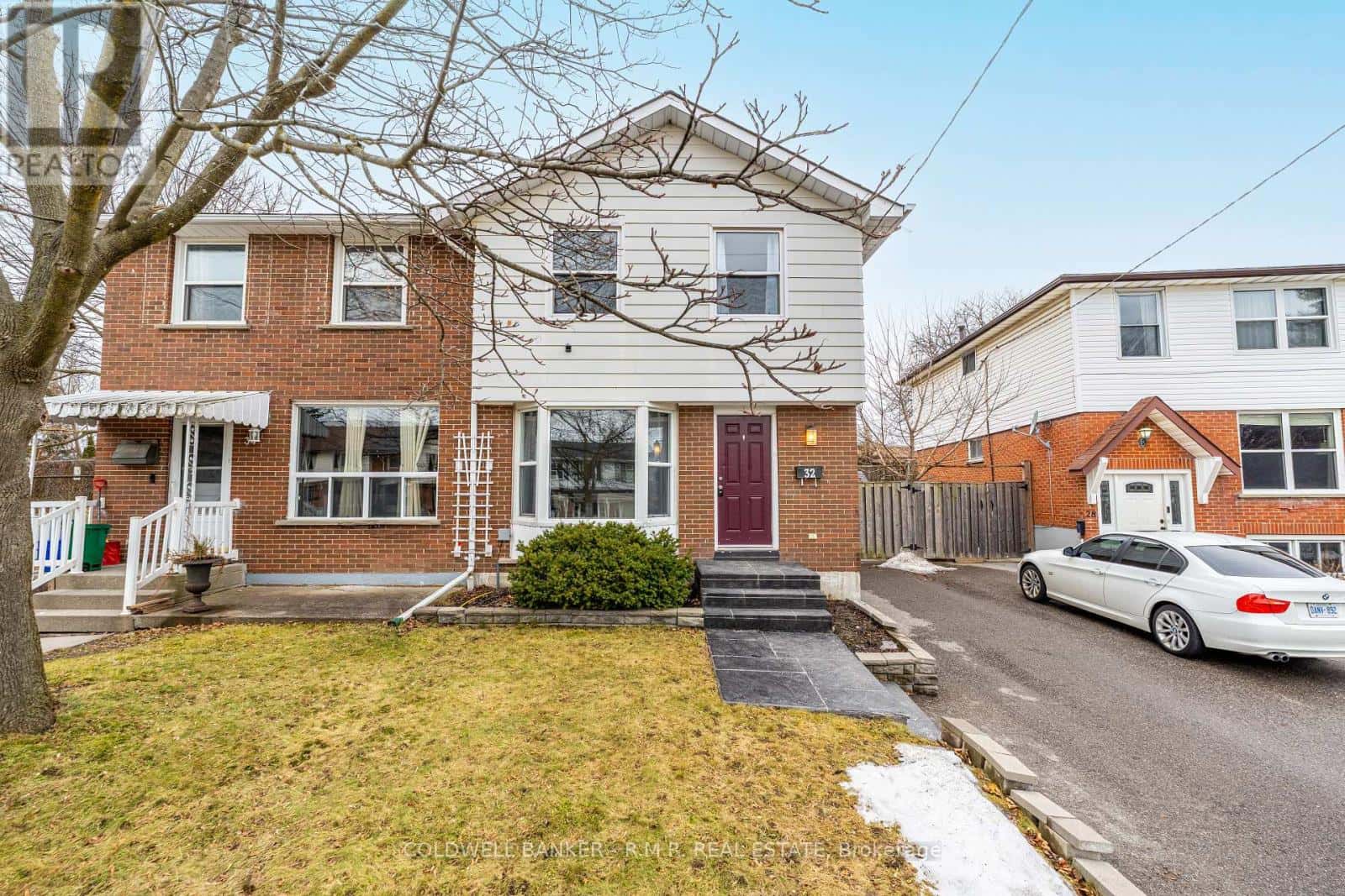 32 VANCOUVER COURT — Oshawa (Vanier), Ontario - Photo 2 of 34