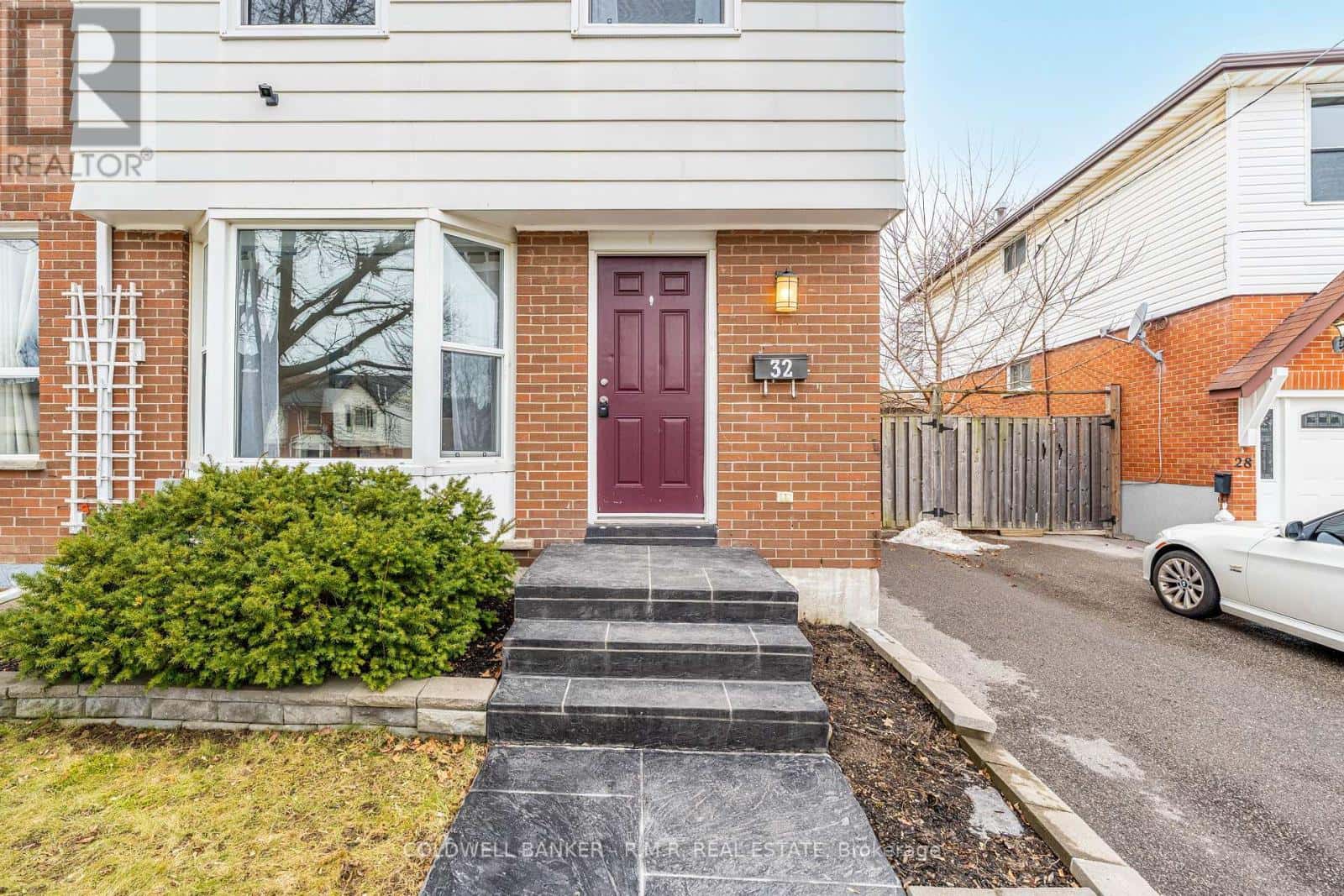 32 VANCOUVER COURT — Oshawa (Vanier), Ontario - Photo 4 of 34