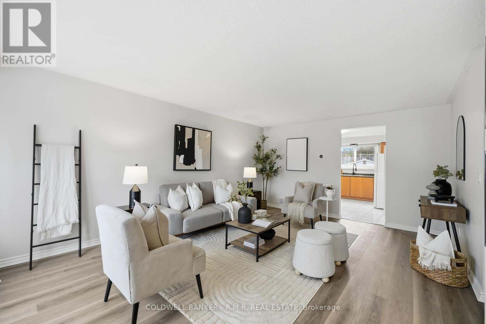 32 VANCOUVER COURT — Oshawa (Vanier), Ontario - Photo 5 of 34