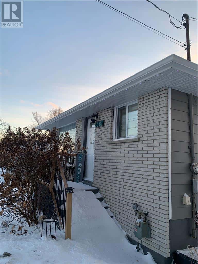 4487 Frost Avenue — Hanmer, Ontario - Photo 4 of 27