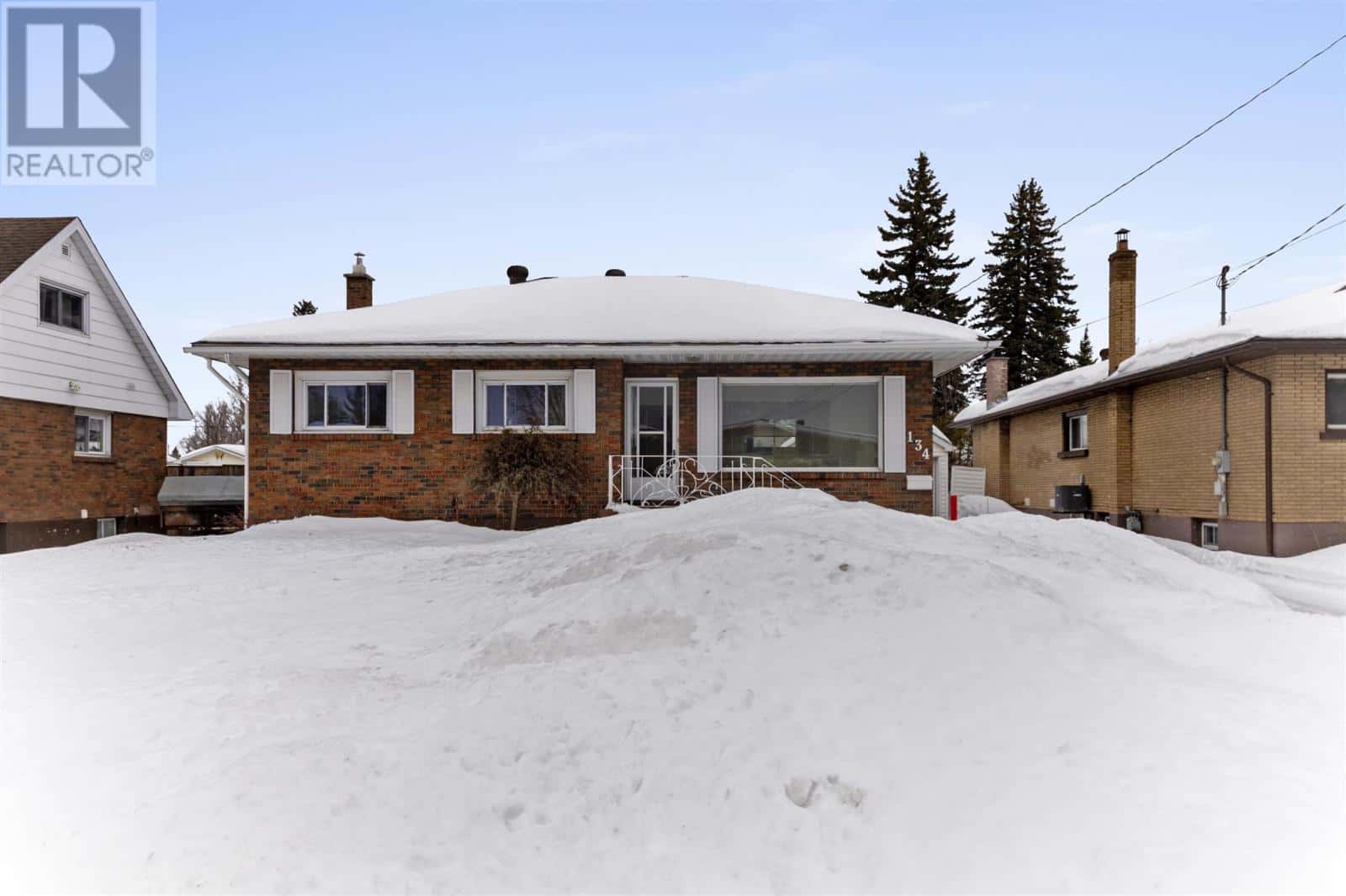 134 Ruth ST — Sault Ste. Marie, Ontario - Photo 2 of 35