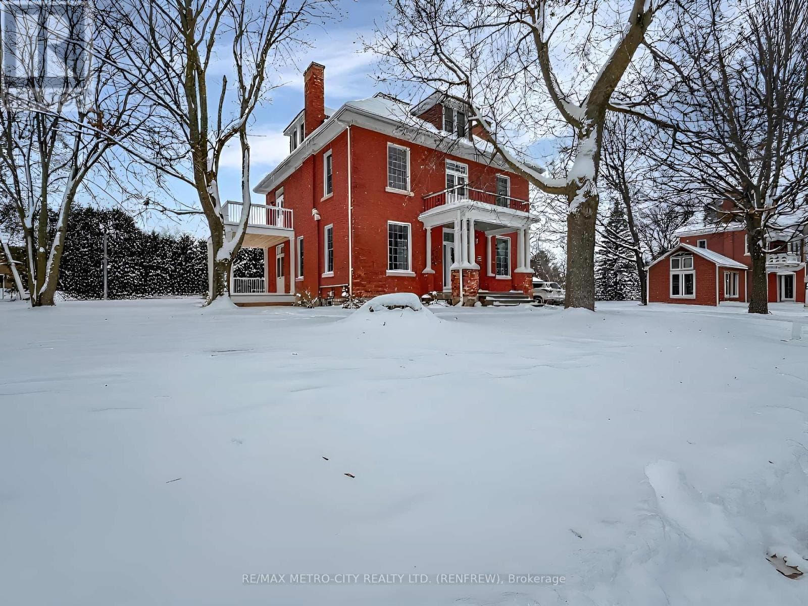 298 BARR STREET — Renfrew, Ontario - Main photo