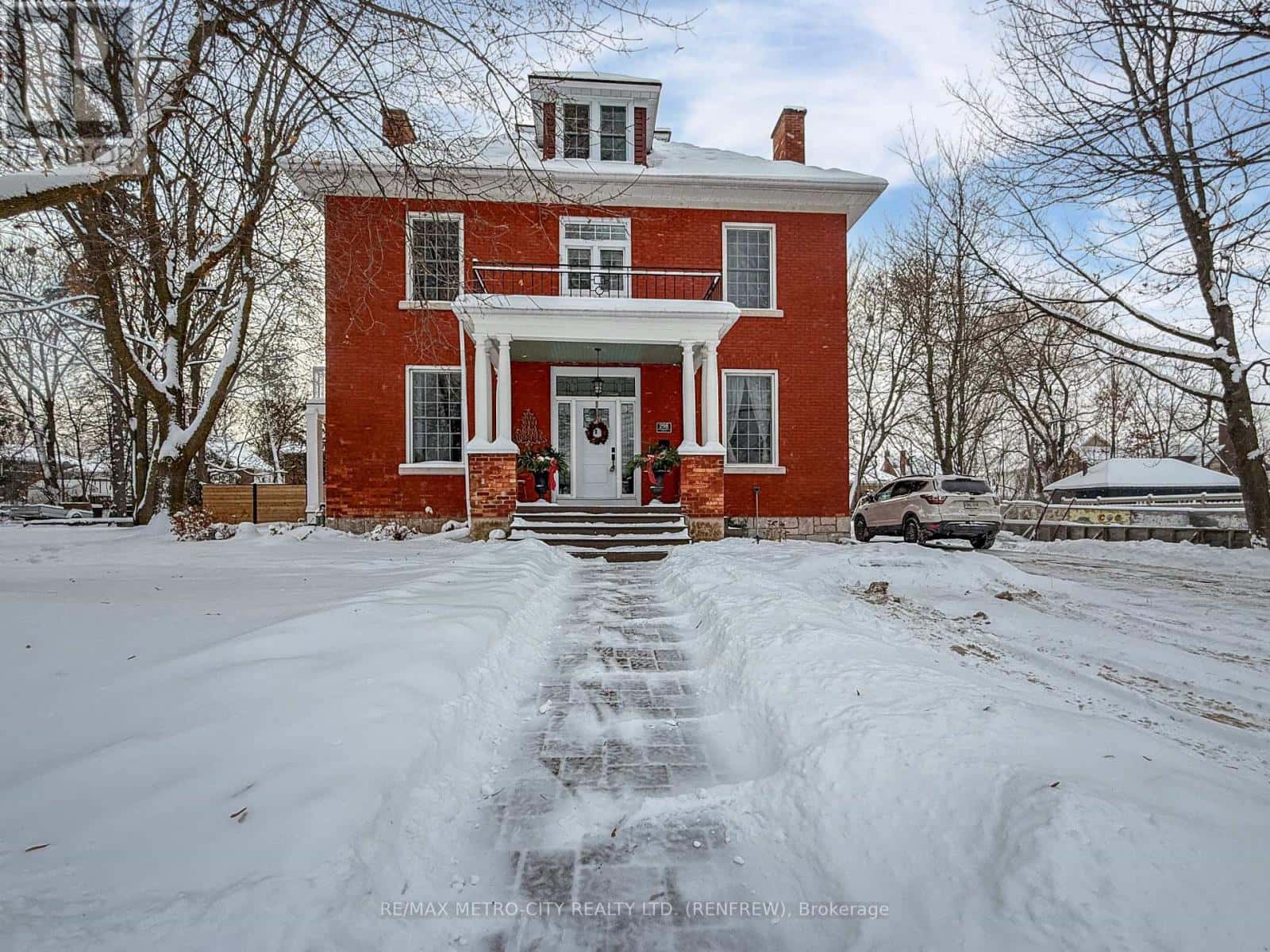 298 BARR STREET — Renfrew, Ontario - Photo 2 of 45