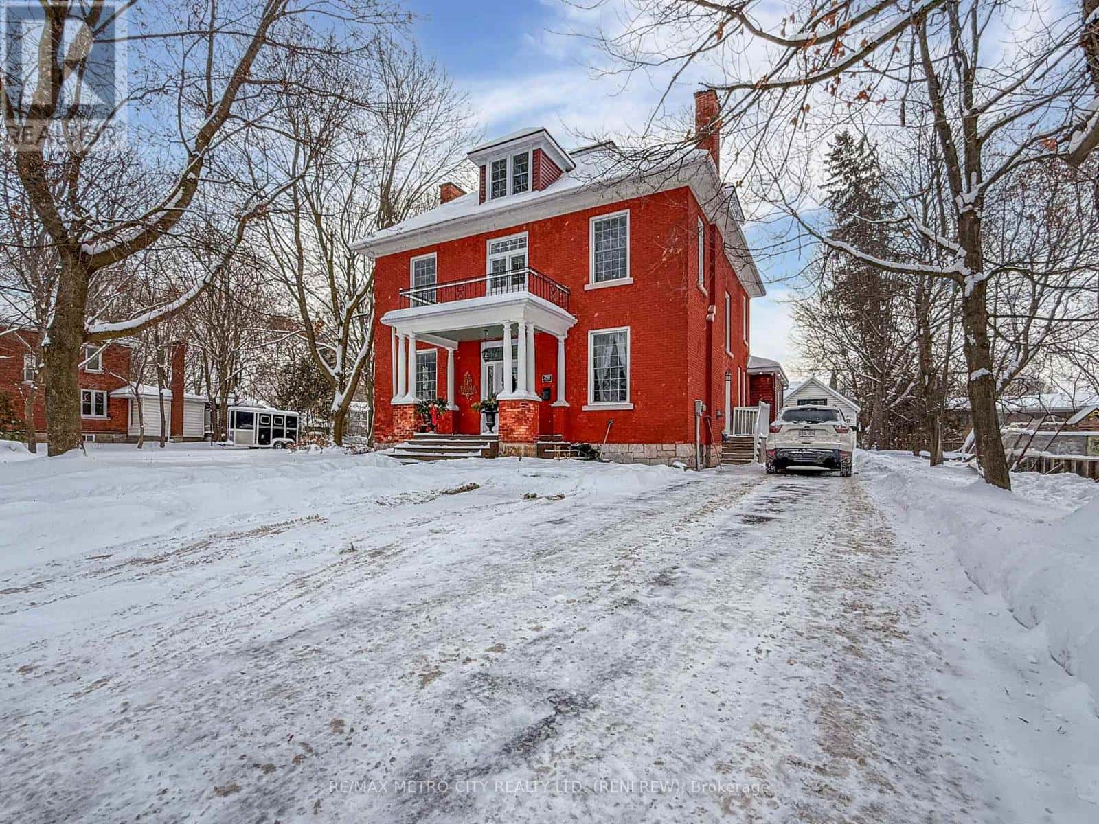 298 BARR STREET — Renfrew, Ontario - Photo 3 of 45