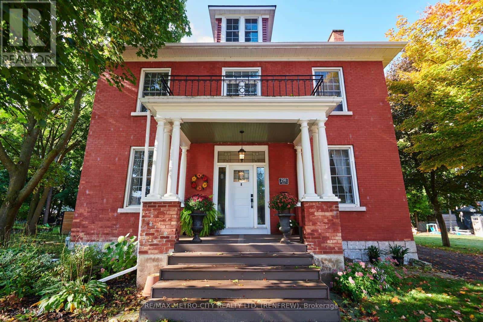 298 BARR STREET — Renfrew, Ontario - Photo 5 of 45