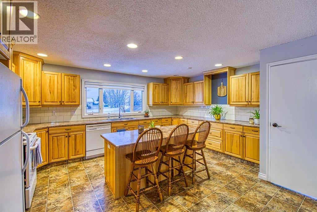 1122 6 Ave West — Beaverlodge, Alberta - Photo 2 of 50