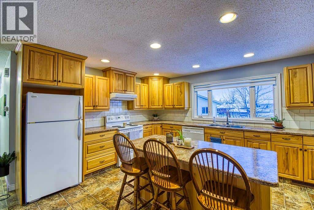 1122 6 Ave West — Beaverlodge, Alberta - Photo 3 of 50