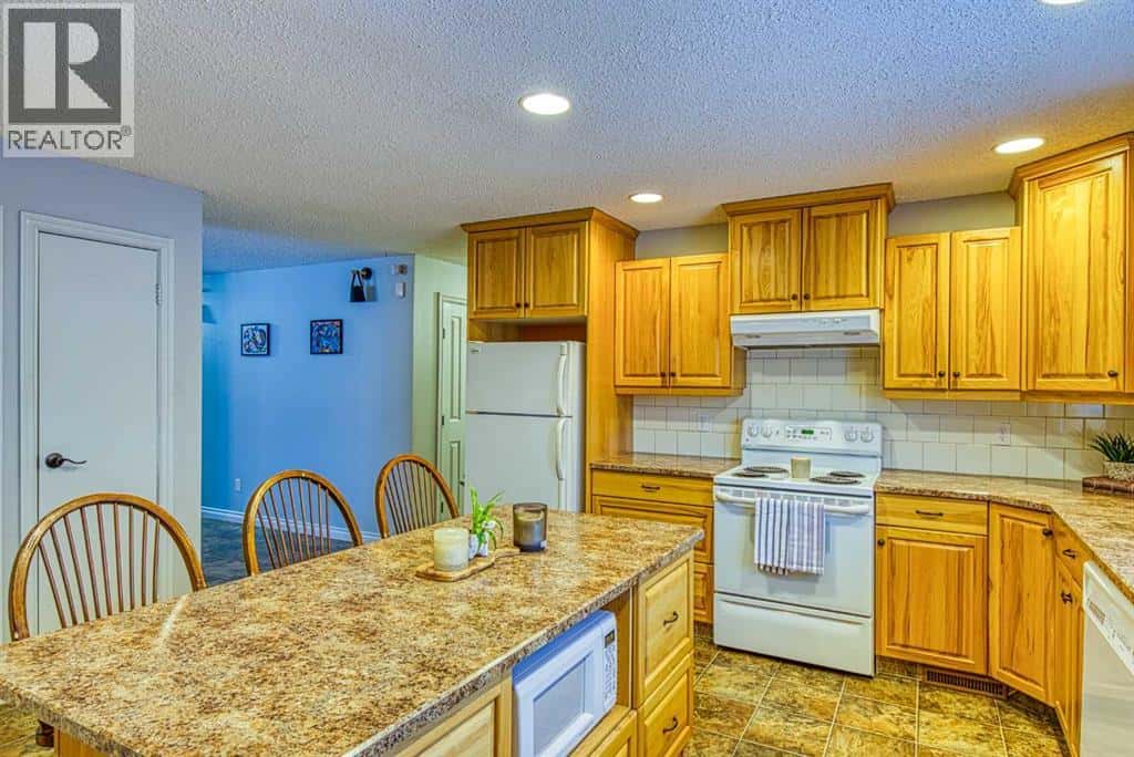 1122 6 Ave West — Beaverlodge, Alberta - Photo 4 of 50