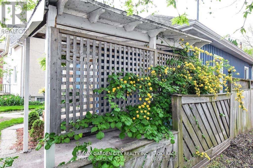 76 BEECH STREET — St. Catharines (Downtown), Ontario - Photo 3 of 40