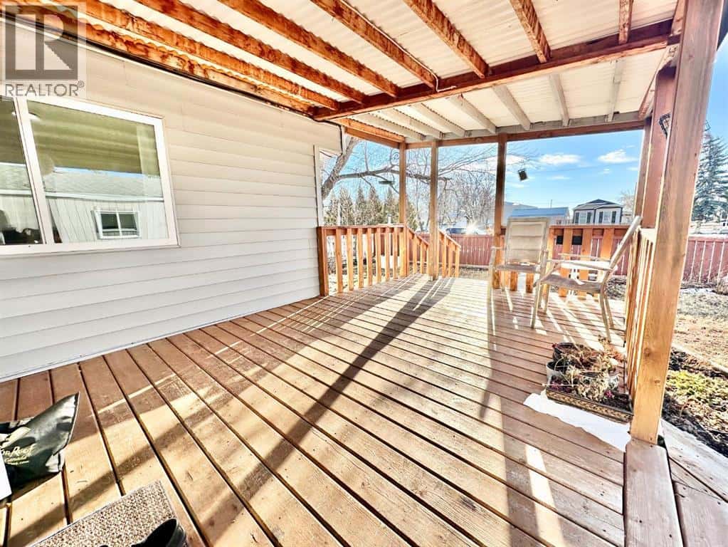 168 2 Avenue W — Tilley, Alberta - Photo 2 of 21