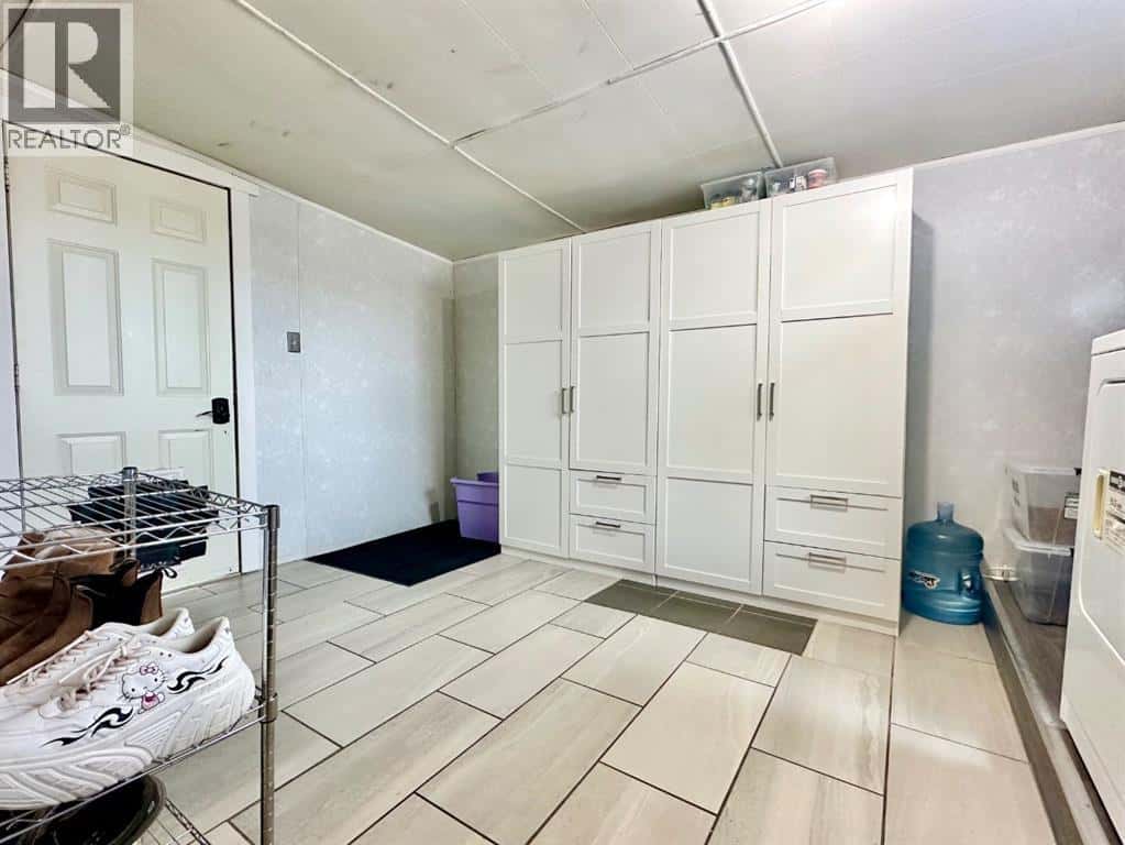 168 2 Avenue W — Tilley, Alberta - Photo 3 of 21