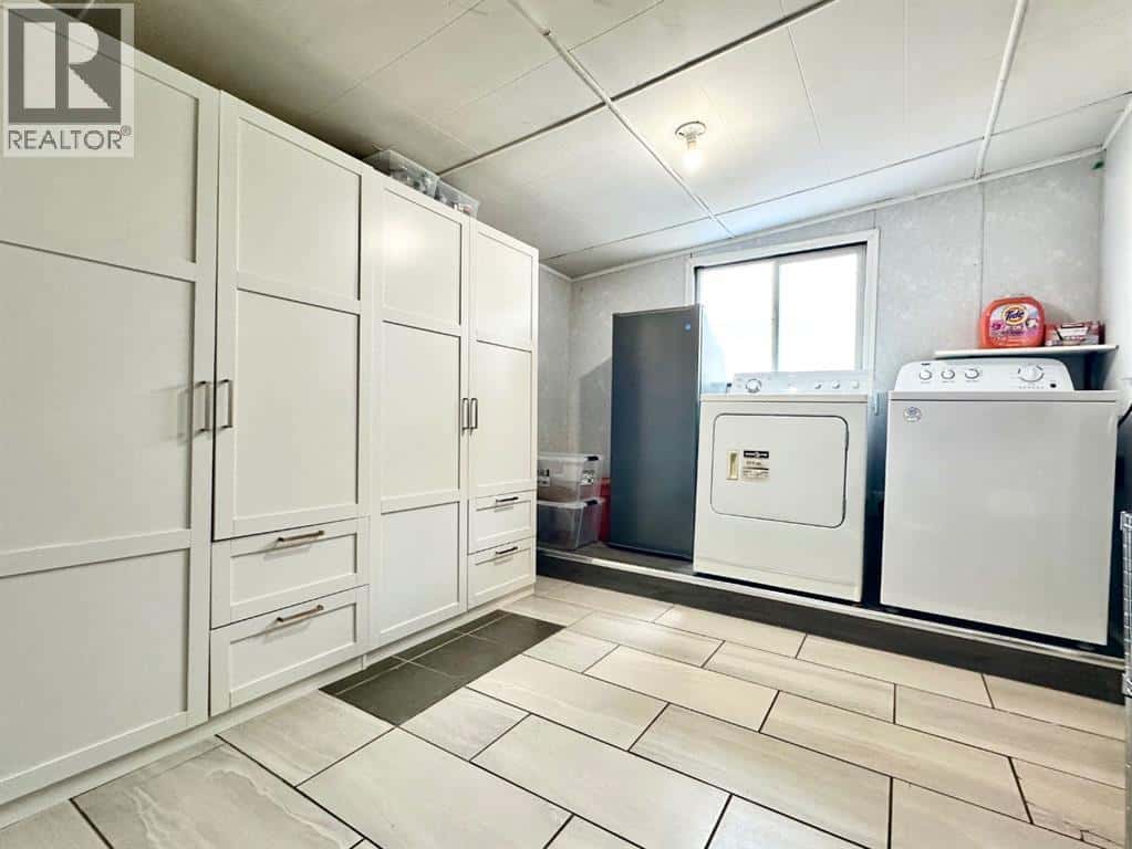 168 2 Avenue W — Tilley, Alberta - Photo 4 of 21