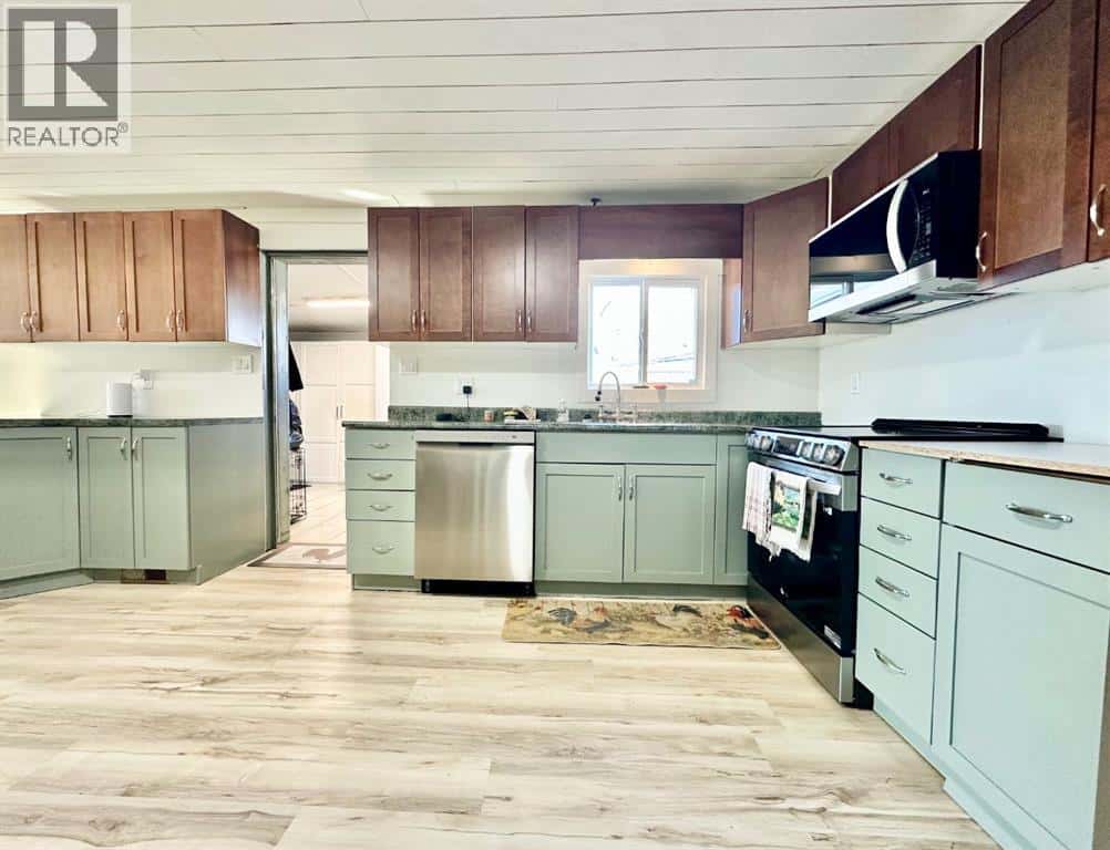 168 2 Avenue W — Tilley, Alberta - Photo 5 of 21