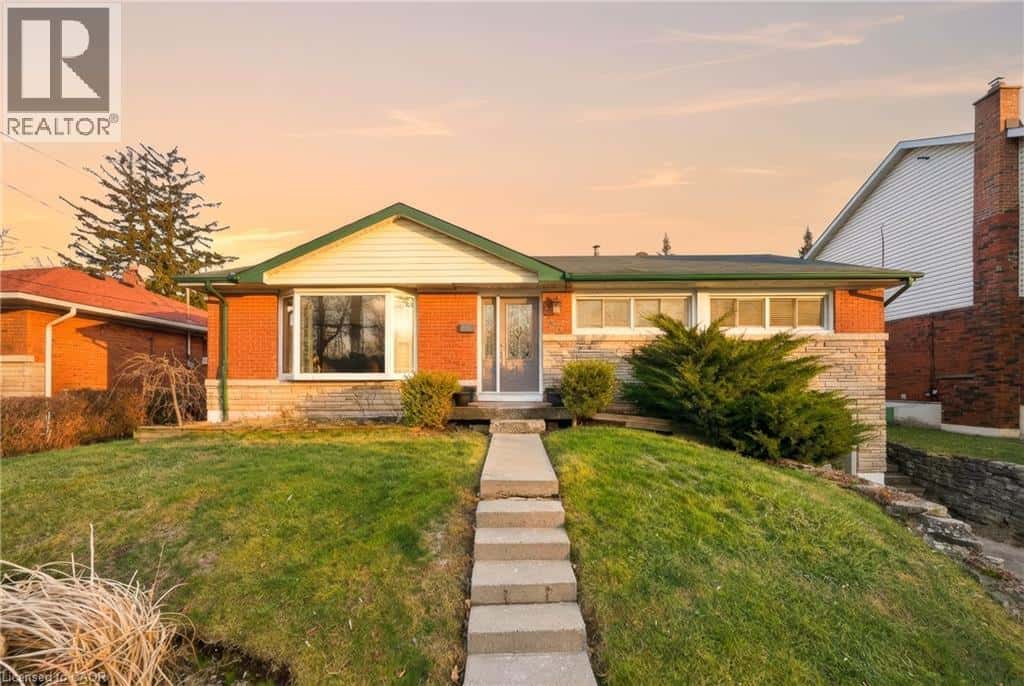 23 BATTLEFIELD Drive — Stoney Creek, Ontario - Photo 3 of 33