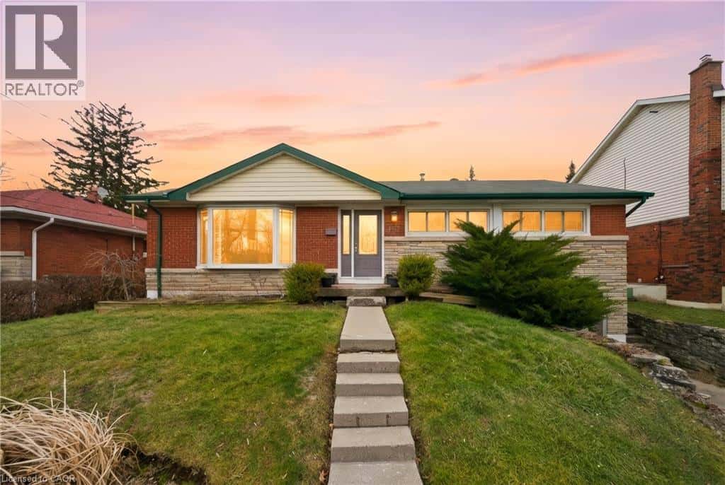 23 BATTLEFIELD Drive — Stoney Creek, Ontario - Photo 2 of 33