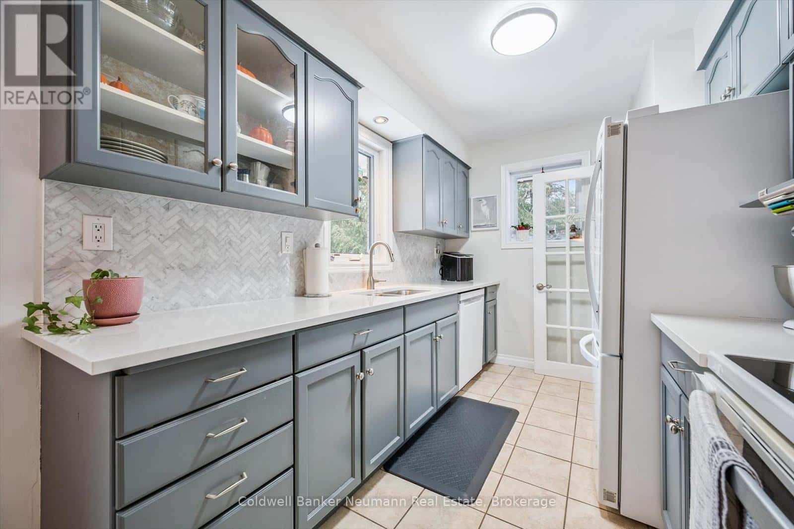 212 WAVERLEY DRIVE — Guelph (Riverside Park), Ontario - Photo 2 of 28