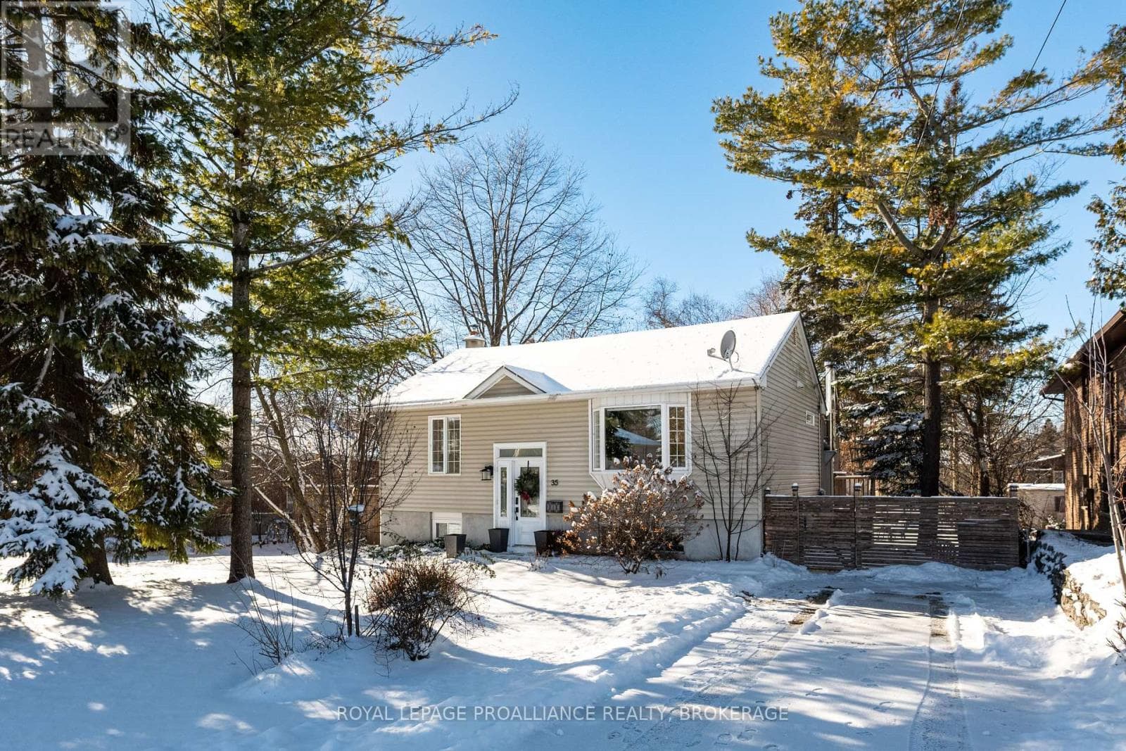 35 MONTGOMERY BOULEVARD — Kingston (City SouthWest), Ontario - Main photo