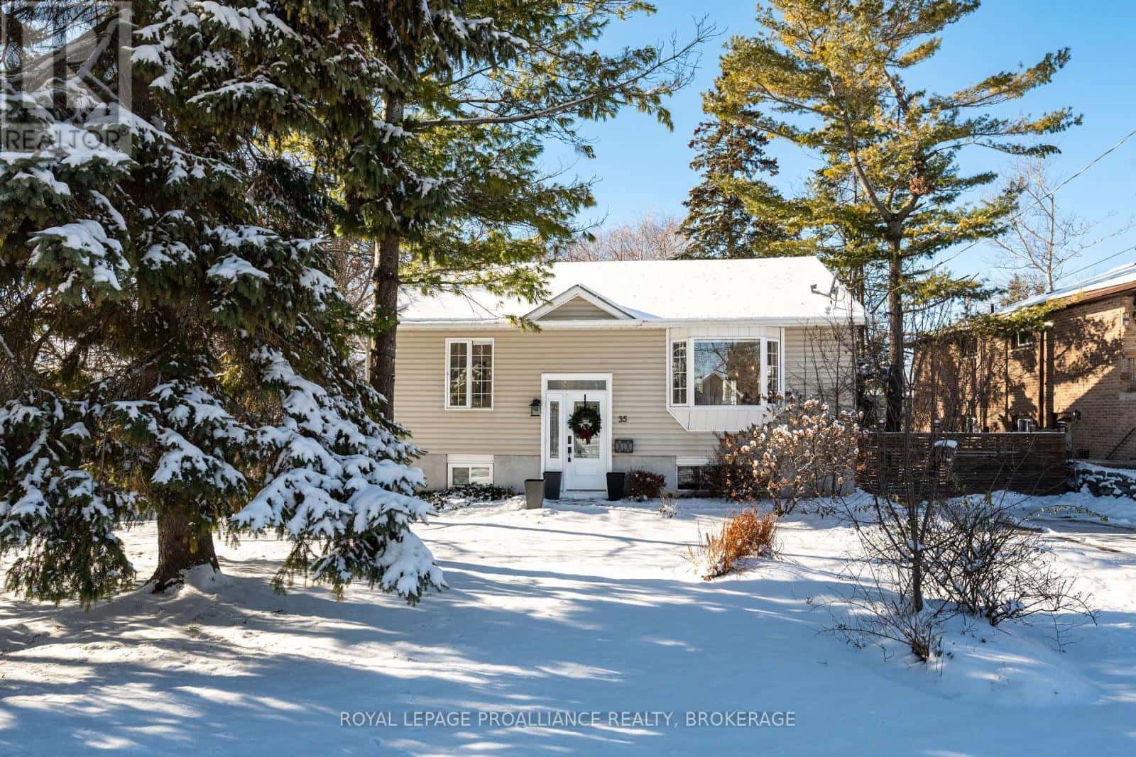 35 MONTGOMERY BOULEVARD — Kingston (City SouthWest), Ontario - Photo 2 of 42