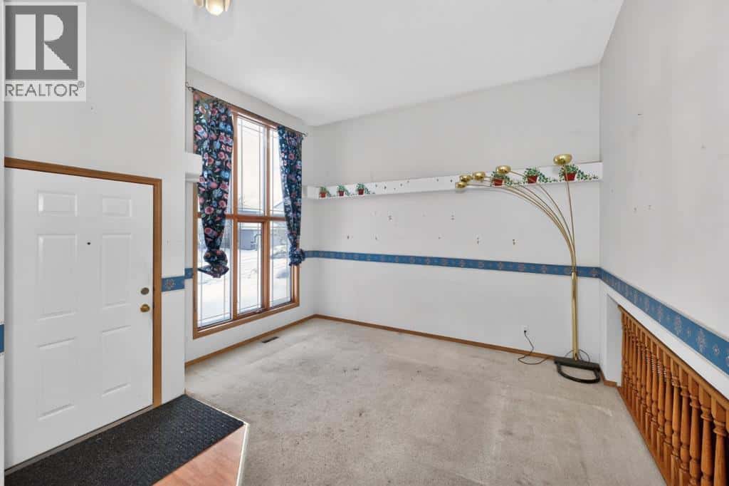 43 Somercrest Circle SW — Calgary, Alberta - Photo 4 of 30