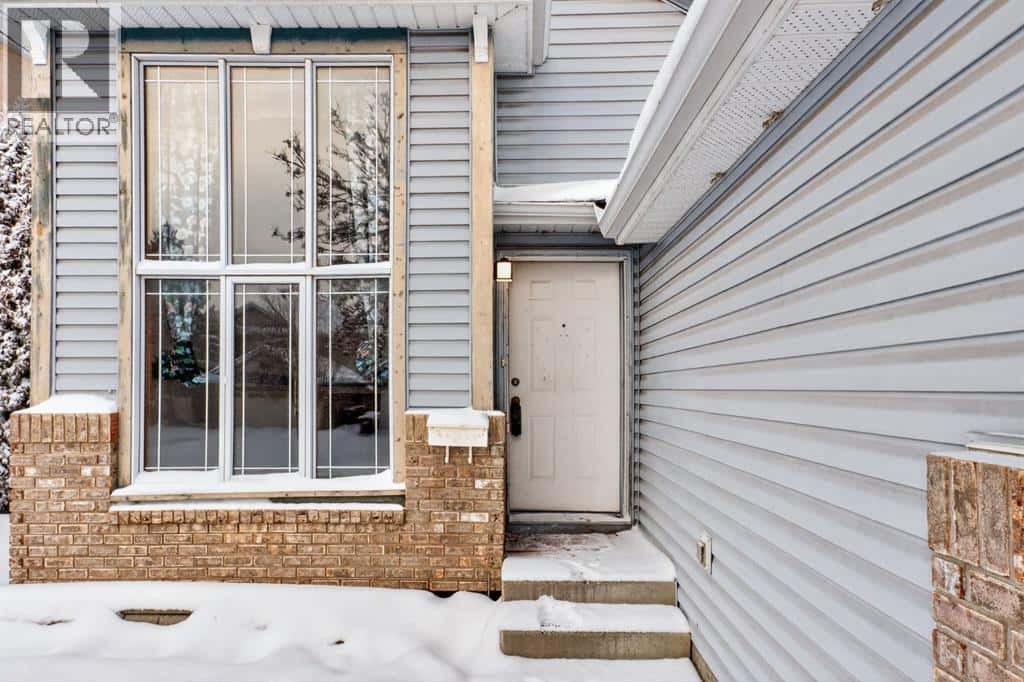 43 Somercrest Circle SW — Calgary, Alberta - Photo 3 of 30