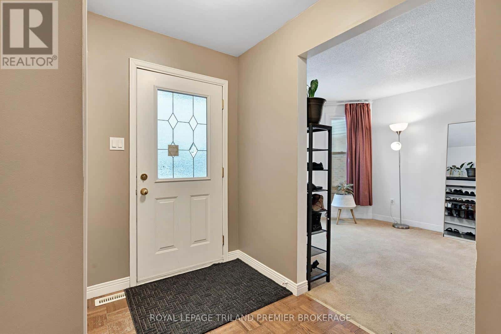 26 SLOANE CRESCENT — London South (South Y), Ontario - Photo 3 of 37